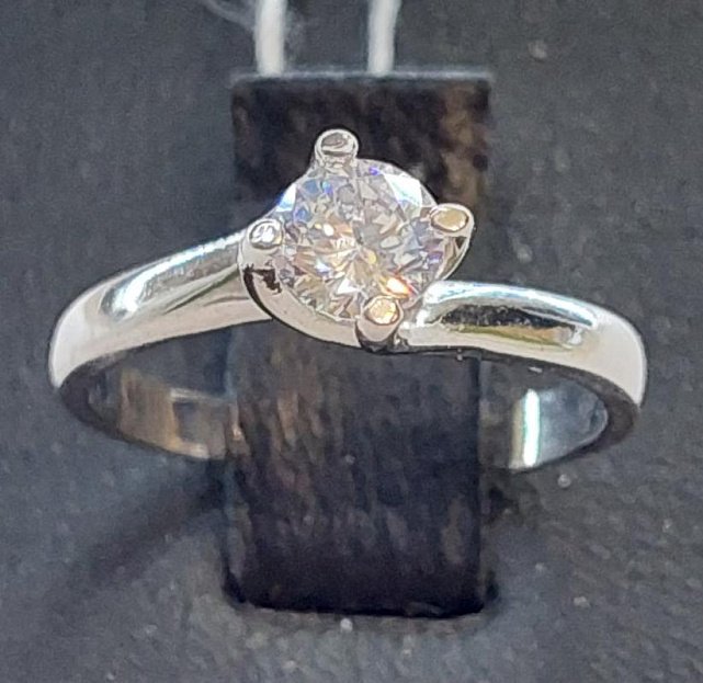 Серебряное кольцо с цирконием (29933880) 0