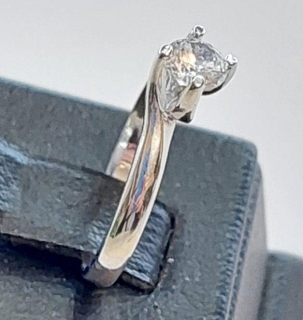 Серебряное кольцо с цирконием (29933880) 1