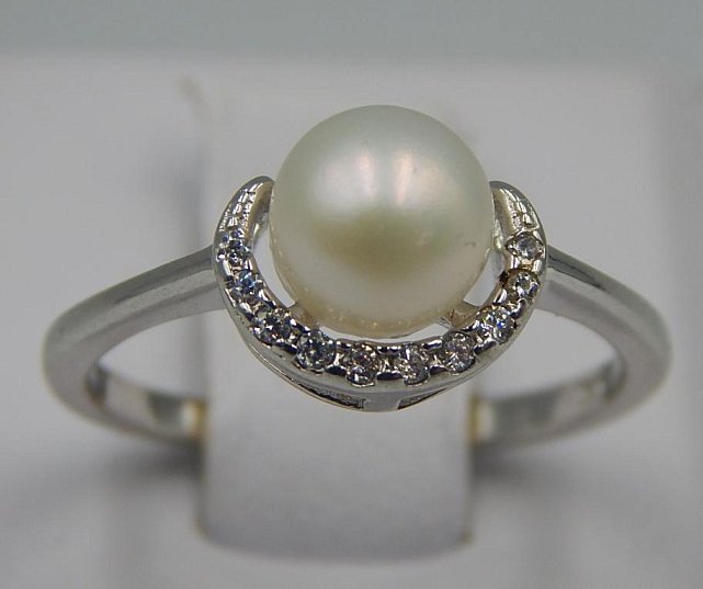 Серебряное кольцо с жемчугом и цирконием (33429181) 0