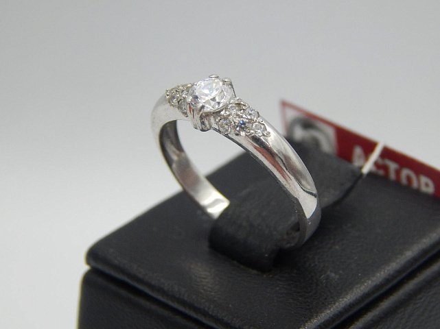 Серебряное кольцо с цирконием (30514429) 1