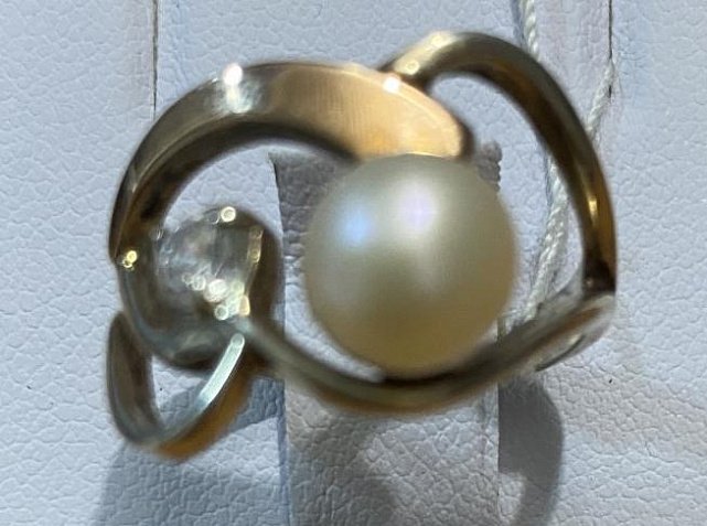 Серебряное кольцо с жемчугом и цирконием с позолотой (32444510) 2