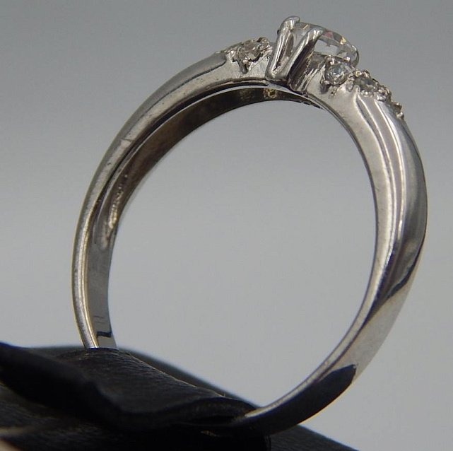 Серебряное кольцо с цирконием (28352541) 1