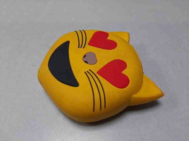Power bank "Эмоджи влюбленный котик" 8800mAh Yellow 4