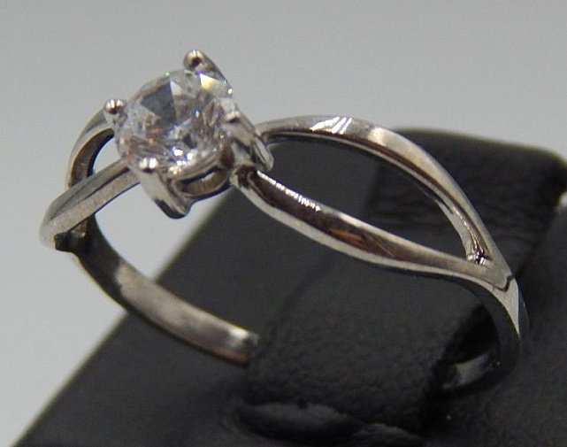 Серебряное кольцо с цирконием (31292172) 1