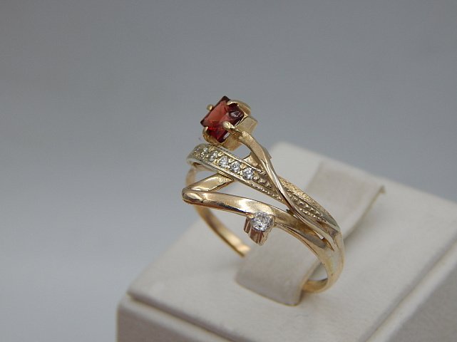 Кольцо из красного и белого золота с цирконием (30529443) 0