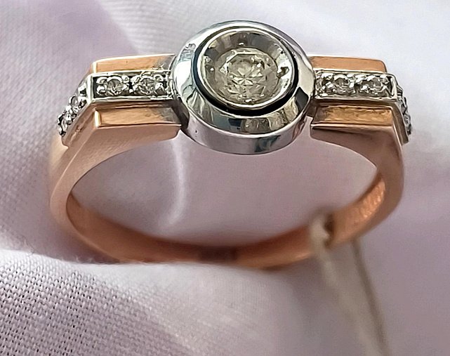 Перстень из красного и белого золота с цирконием (32634699) 1