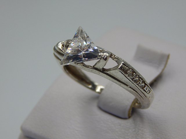 Серебряное кольцо с цирконием (33023878) 1