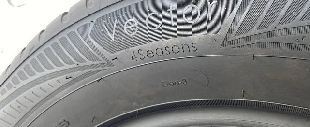 Всесезонные шины 215/65 R16 Goodyear Vector 4 Seasons Gen-3 5mm 4