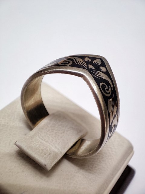 Серебряное кольцо с эмалью (33941020) 1