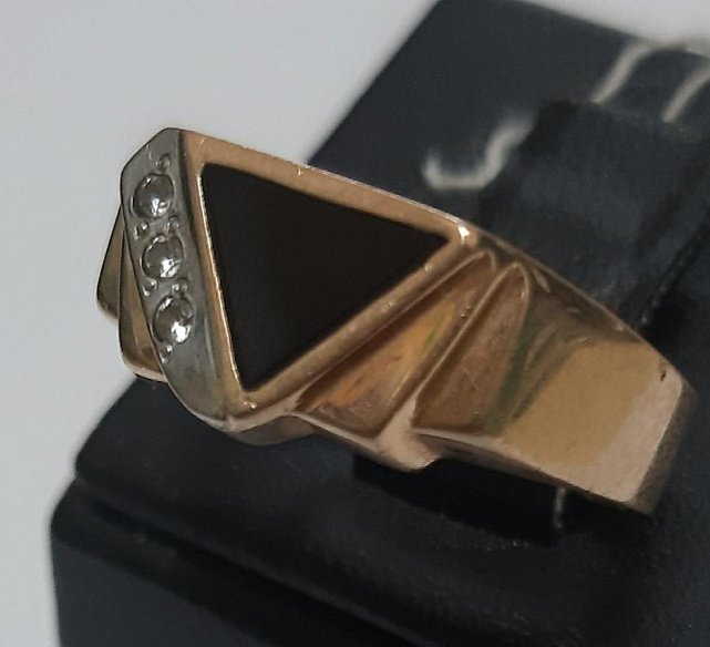 Перстень из красного и белого золота с ониксом и цирконием (31484083) 0