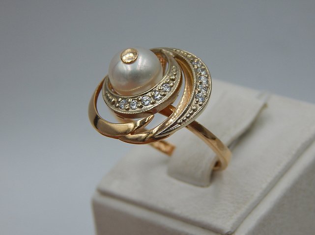 Кольцо из красного и белого золота с жемчугом и цирконием (33647496) 1