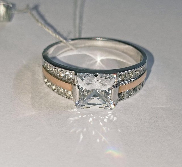 Серебряное кольцо с золотой вставкой и цирконием (25428415) 0