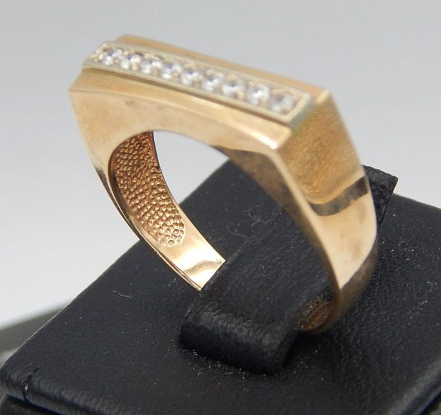 Перстень из красного и белого золота с цирконием (32282628) 1