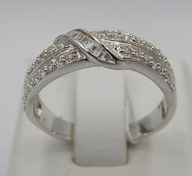 Серебряное кольцо с цирконием (30512782) 0