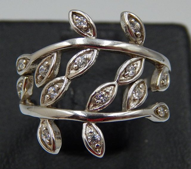 Серебряное кольцо с цирконием (30667567) 0