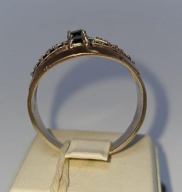 Серебряное кольцо с позолотой и ониксом (33451603) 1