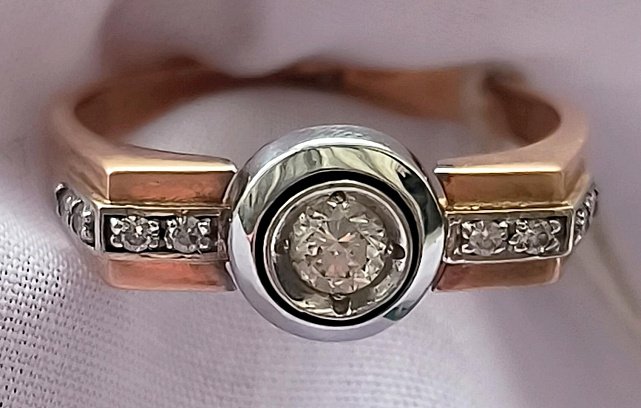 Перстень из красного и белого золота с цирконием (32634699) 0