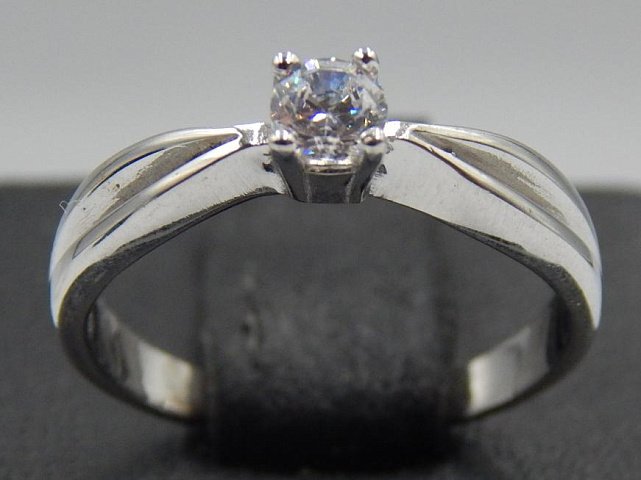 Серебряное кольцо с цирконием (31292919) 0