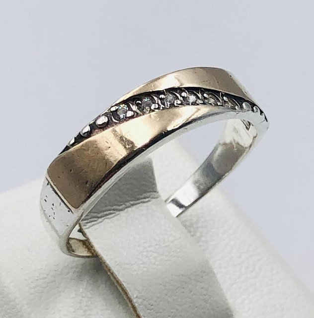 Серебряное кольцо с золотой вставкой и цирконием (33895713) 0