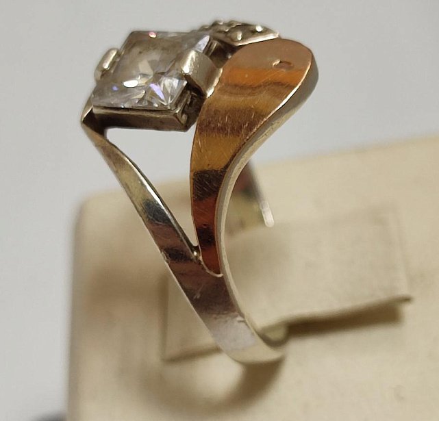Серебряное кольцо с позолотой и цирконием (33657321) 1