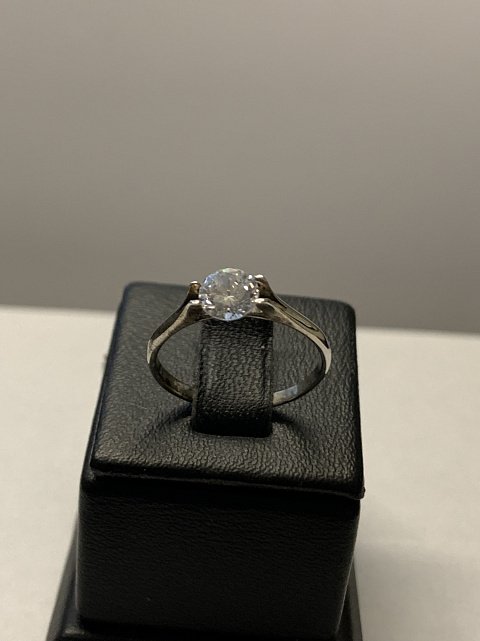 Серебряное кольцо с цирконием (30514378) 1