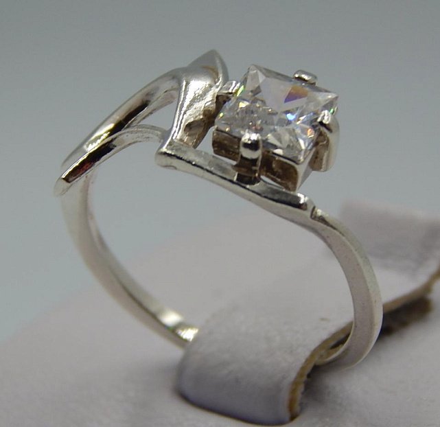 Серебряное кольцо с цирконием (32568046) 1