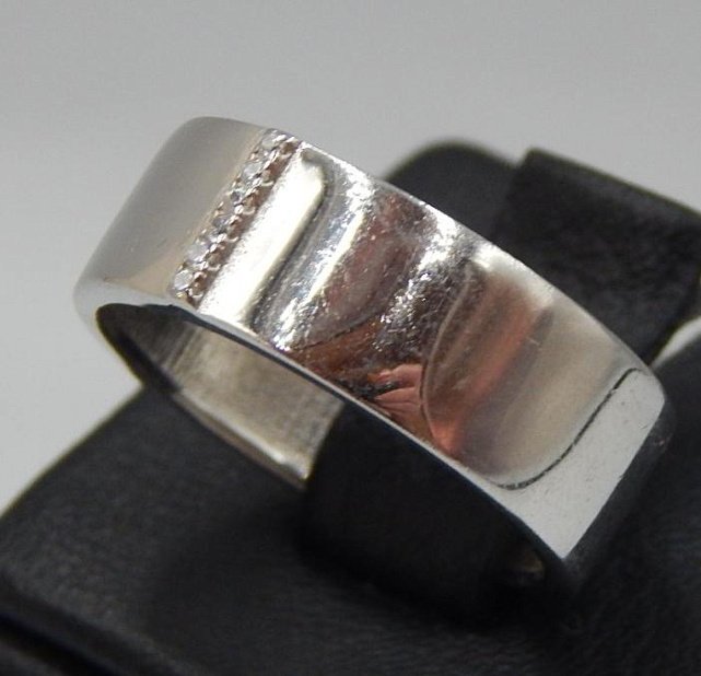 Серебряное кольцо с цирконием (30470010) 1
