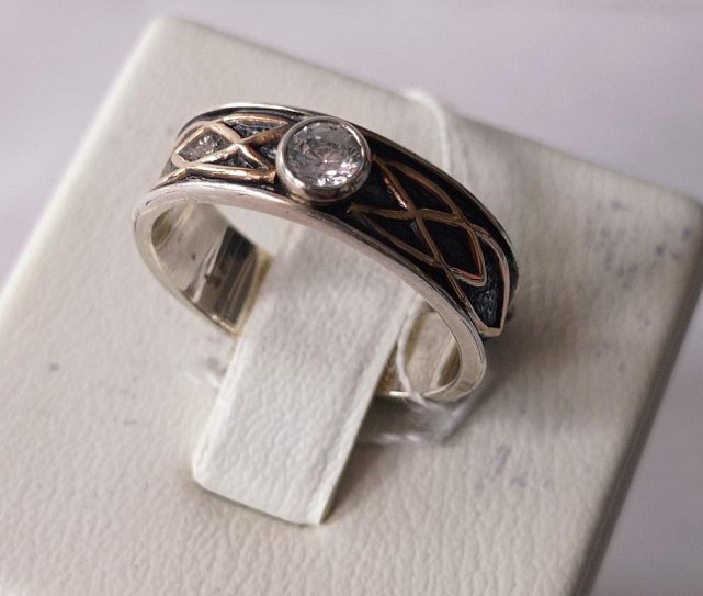 Серебряное кольцо с золотой вставкой и цирконием (27712759) 1