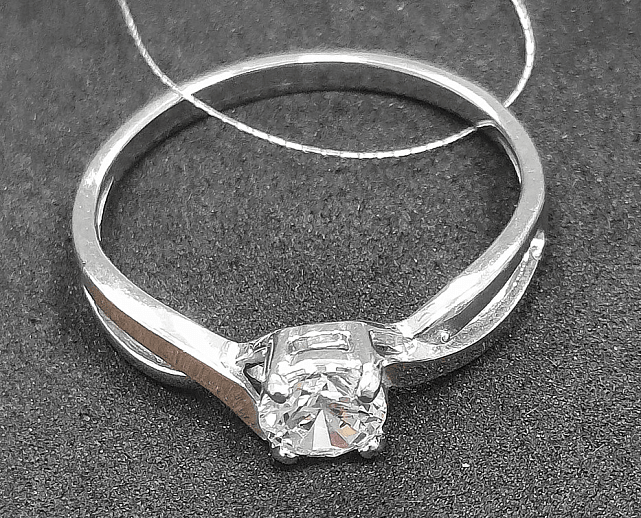 Серебряное кольцо с цирконием (31267114) 0