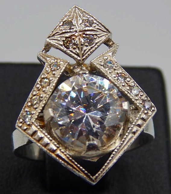 Серебряное кольцо с цирконием (31445868) 0