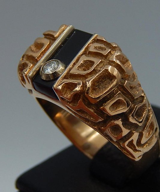 Перстень из красного и белого золота с ониксом и бриллиантом (-ми) (28659973) 1
