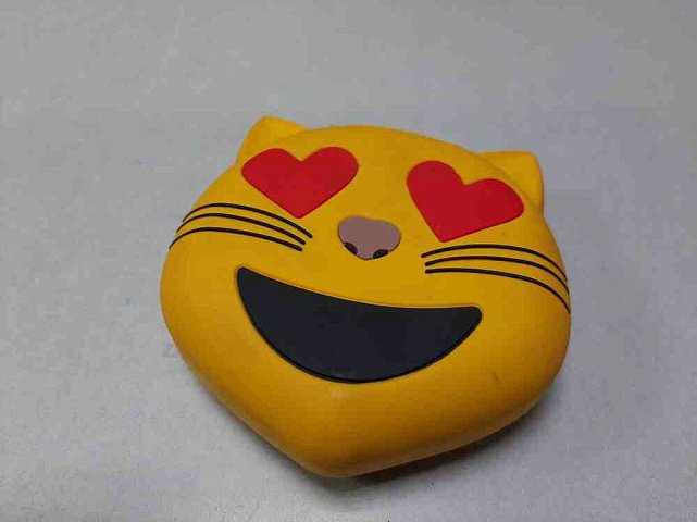 Power bank "Эмоджи влюбленный котик" 8800mAh Yellow 3