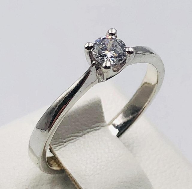 Серебряное кольцо с цирконием (33894677) 0