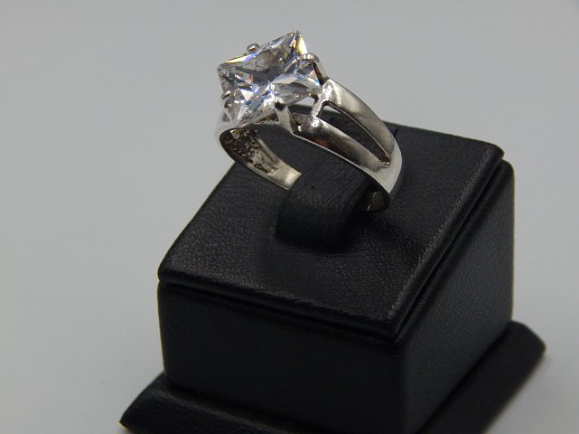 Серебряное кольцо с цирконием (31302568) 1