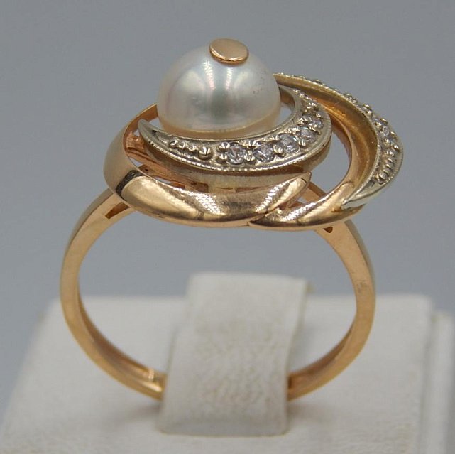 Кольцо из красного и белого золота с жемчугом и цирконием (33647496) 0