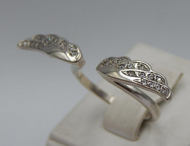 Серебряное кольцо с цирконием (24674286) 0