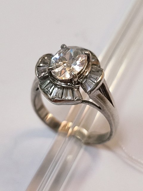 Серебряное кольцо с цирконием (33738752) 1
