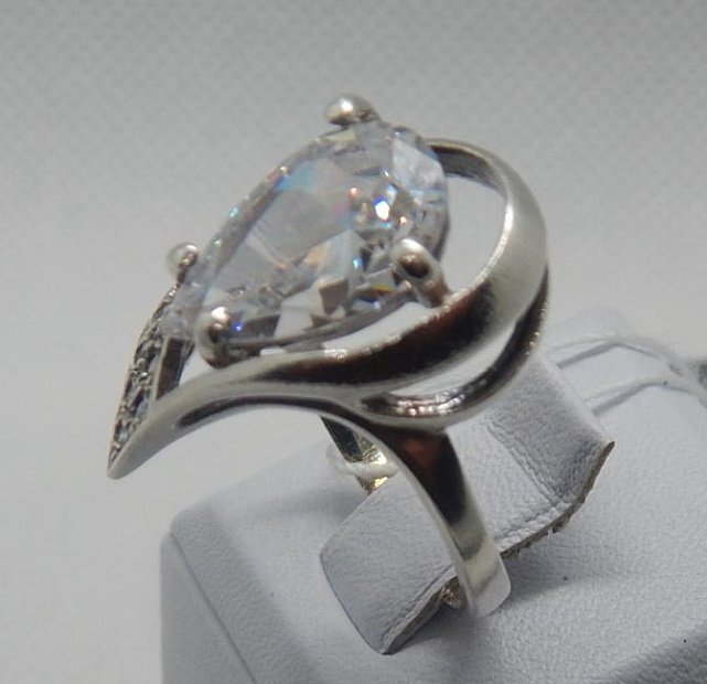 Серебряное кольцо с цирконием (32440632) 1