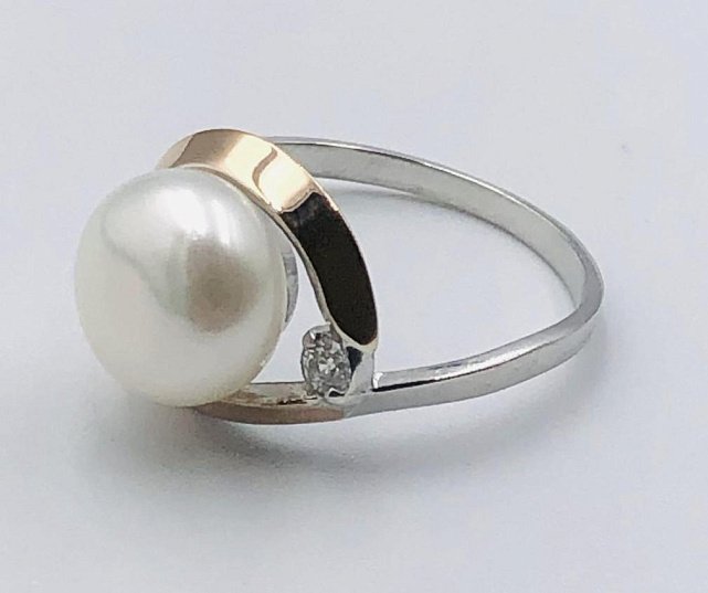Серебряное кольцо с позолотой, жемчугом и цирконием (33720204) 1