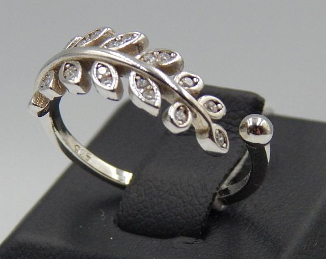 Серебряное кольцо с цирконием (31646350) 1