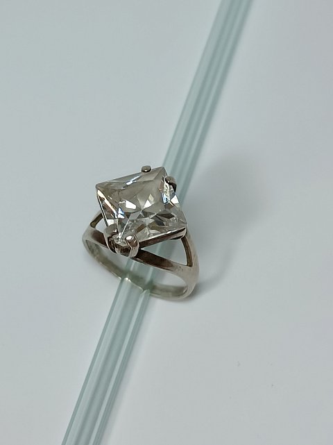 Серебряное кольцо с цирконием (33644991) 1