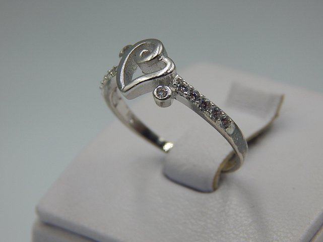 Серебряное кольцо с цирконием (33453946) 1