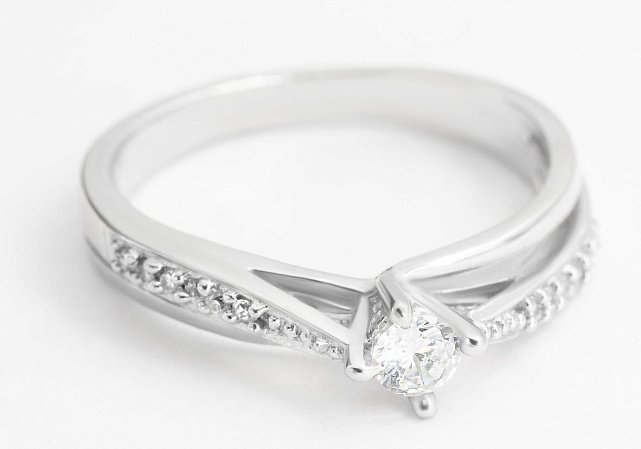 Серебряное кольцо с цирконием (30550810) 0