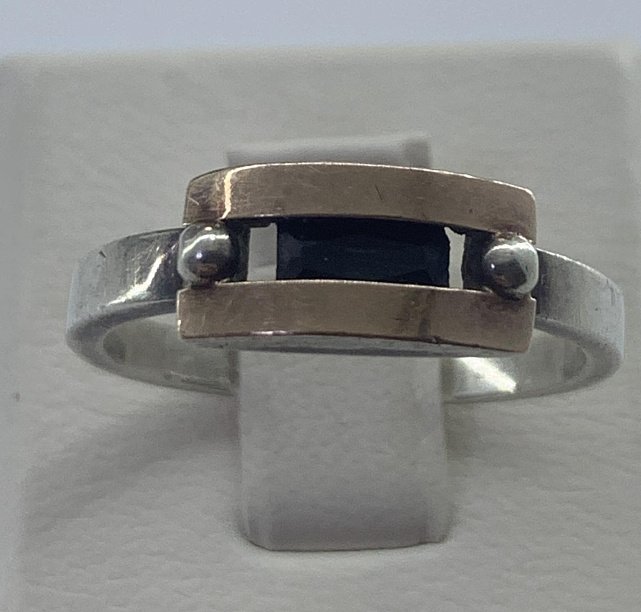Серебряное кольцо с позолотой и ониксом (33287510) 0