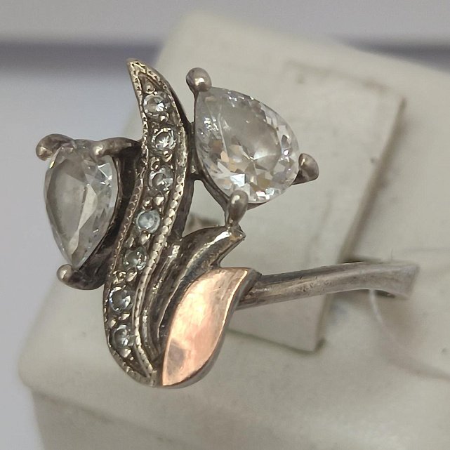 Серебряное кольцо с золотой вставкой и цирконием (33809557) 0