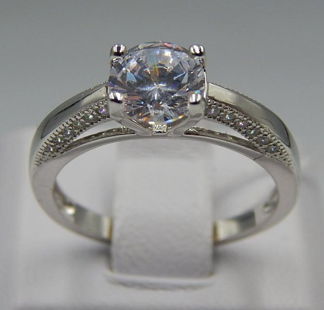 Серебряное кольцо с цирконием (33016626) 0