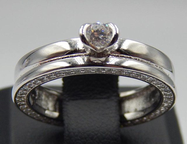 Серебряное кольцо с цирконием (32464618) 0