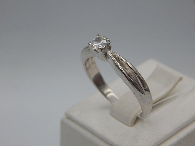 Серебряное кольцо с цирконием (30514120) 1