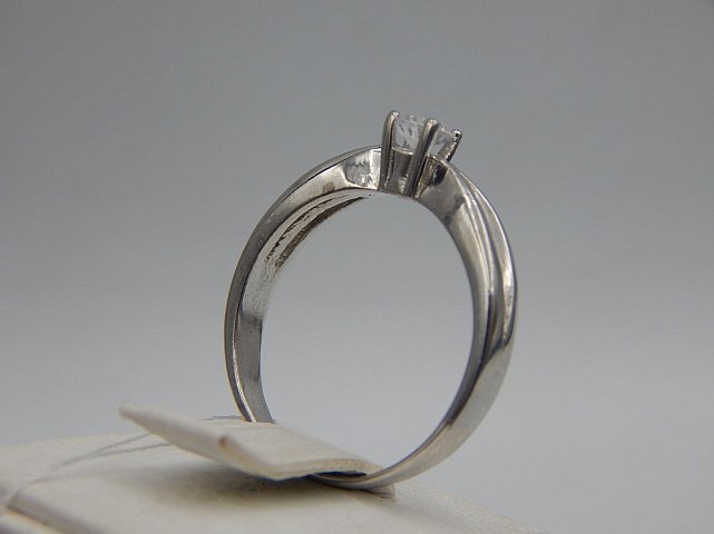 Серебряное кольцо с цирконием (30515240) 1