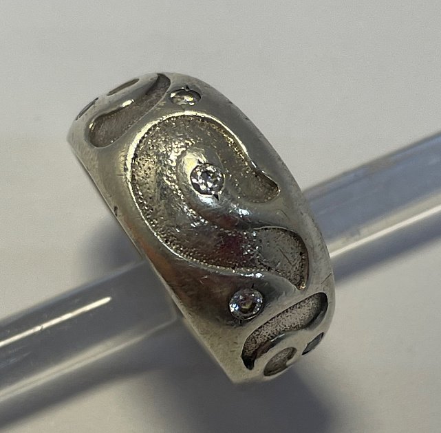 Серебряное кольцо с цирконием (33746447) 0